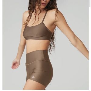 NWT ALO YOGA AIRLIFT INTRIGUE BRA size medium hot cocoa